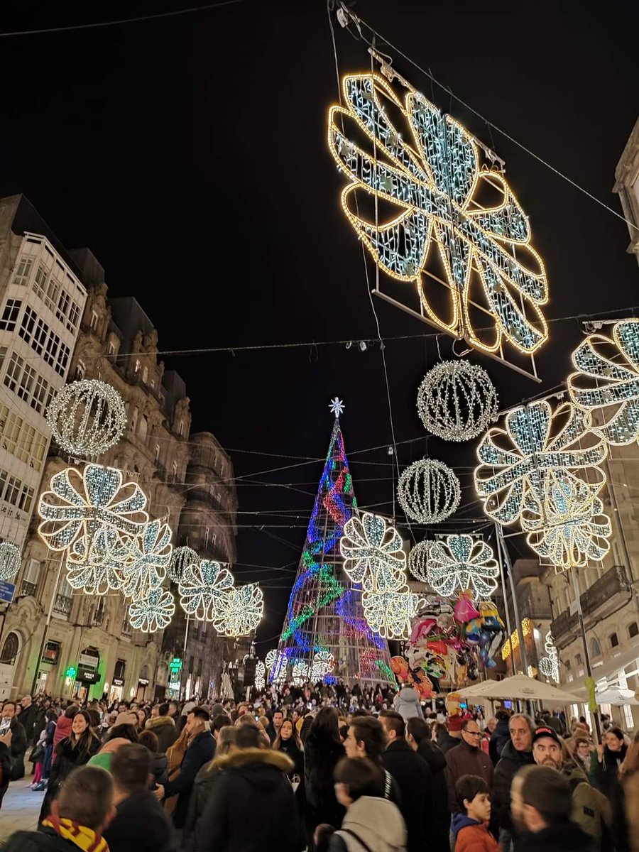 sofiaesteves_93's tweet photo. Iluminação e Mercado de Natal de Vigo 🇪🇦 https://t.co/eSuC4TCpd2