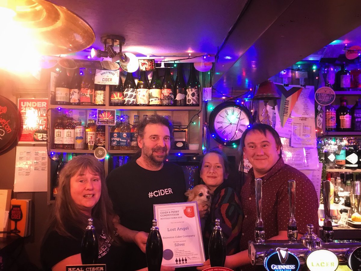 KnivetonRedLion's tweet photo. #CiderAdvent - Day 10 (just in time!)
And it's @KnivetonCider "Lost Angel" - winner of Silver at @NottinghamDrinker #NRHBCF22 for bottled cider. Tonight we had a visit from some of the Notts #ciderteam to present our certificate - and, of course, sample some of our bottle list. https://t.co/1cSlGQt2xg