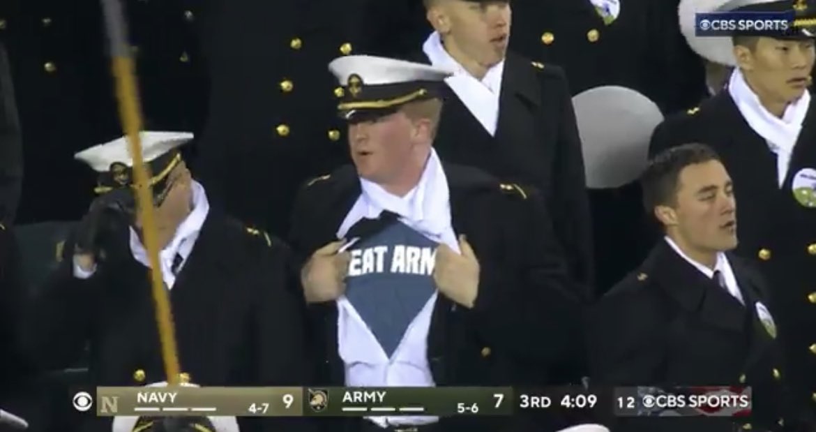 veryhotsoup's tweet image. Nobody:

A 14 ft tiger shark near a blonde teenage surfer: