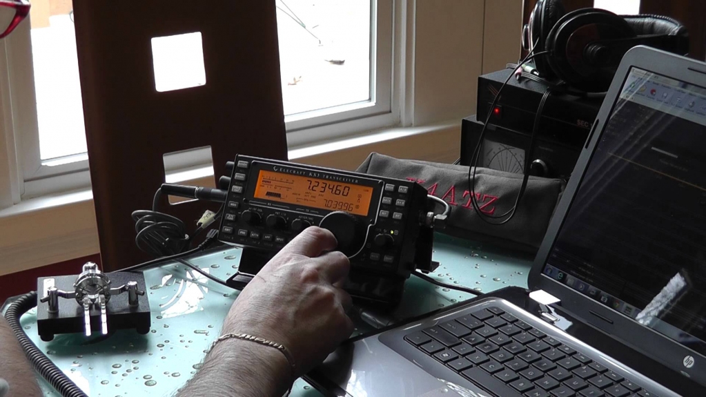 I 💕 my Heavy Duty #Elecraft KX3 Desk Stand. 🎙️ #hamradio #DX #IOTA 🎙️ Check it out. amzn.to/2pqETs0