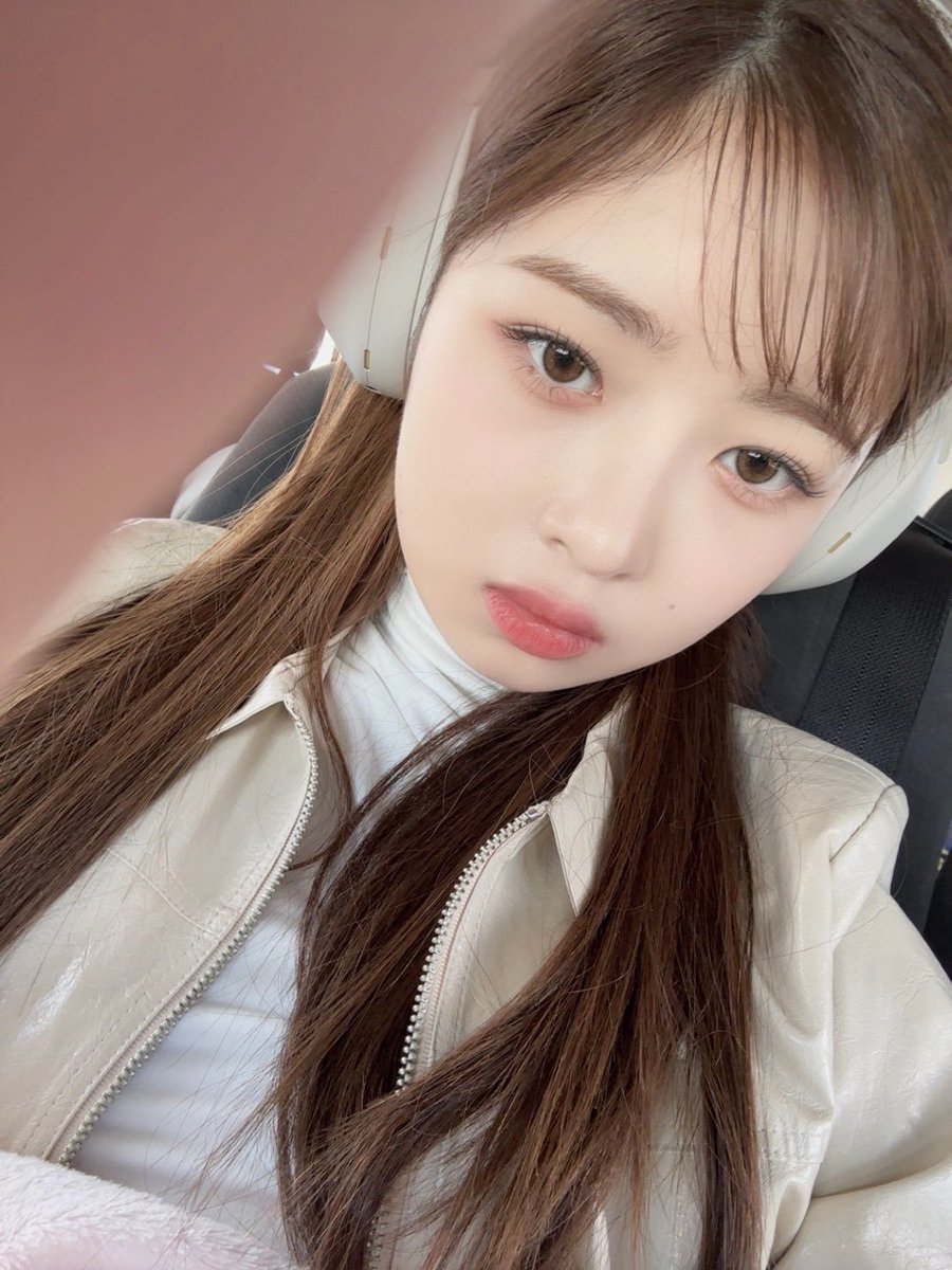 Rei’s way to repel out her boredoms on a flight: ceaselessly wear her cute headphones and listen to her favorite music amidst the mist of cotton clouds! ૮꒰ᐡ ɞ̴̶̷ ̫ ᴗ̤ ᐡ꒱ა