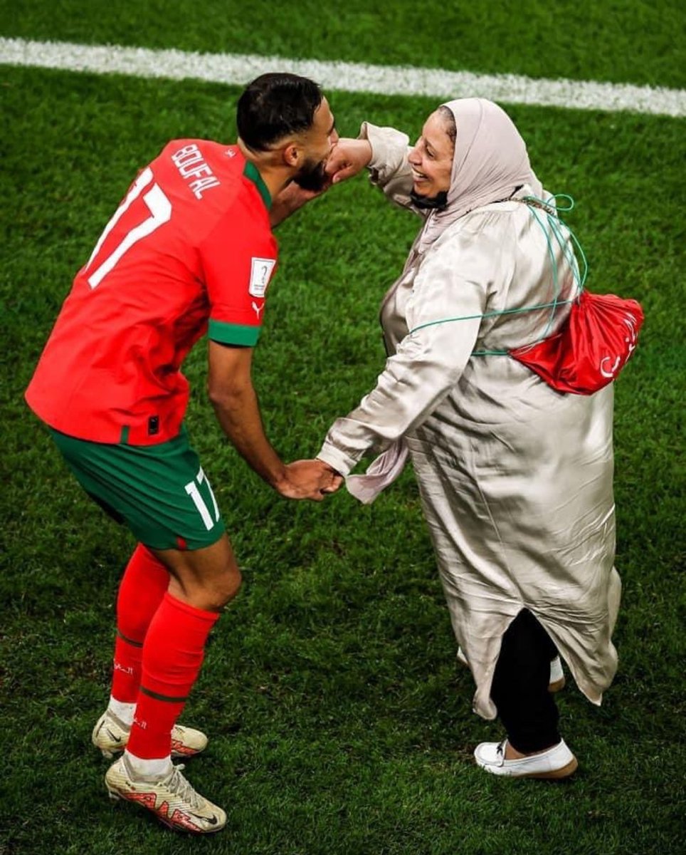 kgalperin's tweet photo. Boufal festejando en la cancha con su mamá. Una de las fotos más lindas del Mundial. https://t.co/p6lFbiNWJ8