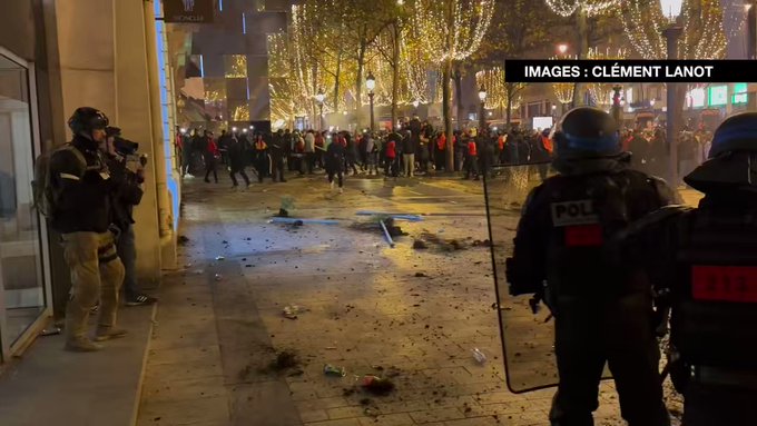 F_Desouche's tweet photo. Émeutes en cours sur les Champs-Élysées après la qualification du Maroc : Tirs de mortiers, pillages, policiers attaqués... (MàJ : Au moins 74 interpellations)
https://t.co/qTTRNRqGlw https://t.co/RYGHSHk94B