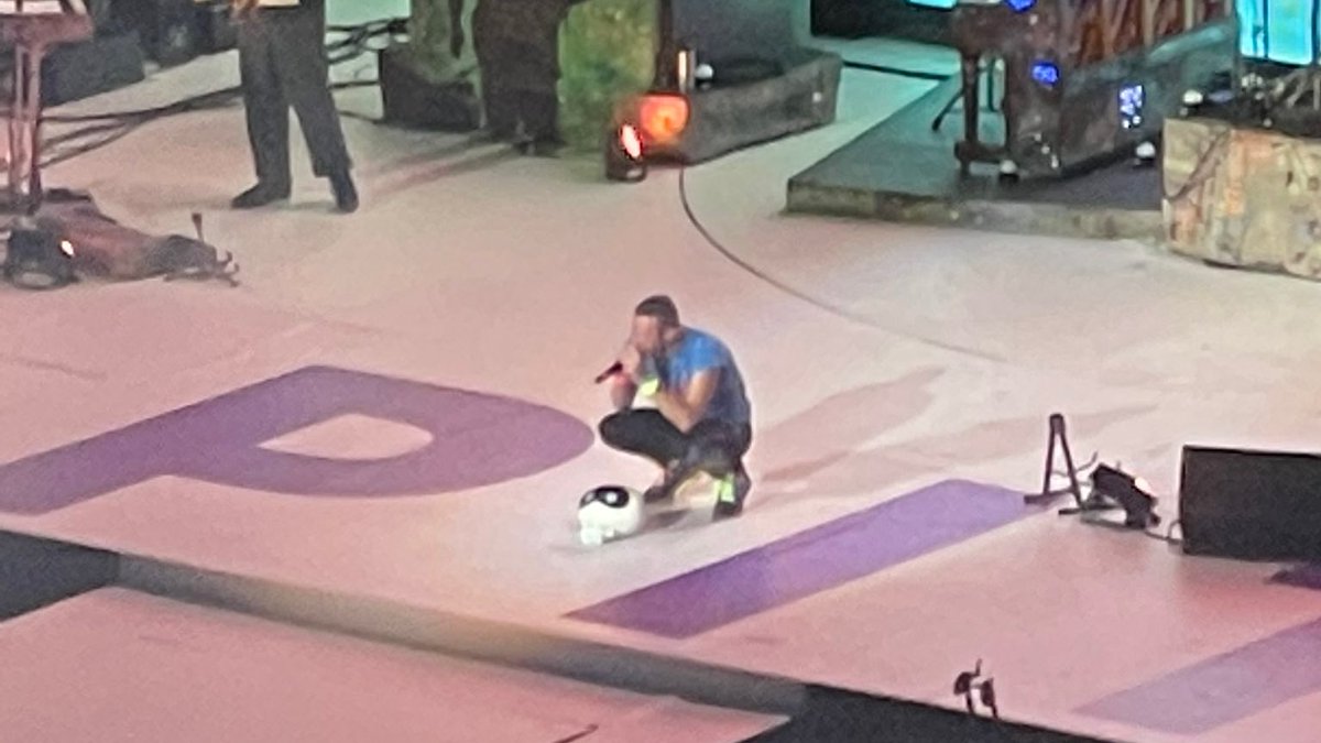 vminiecats's tweet image. — Coldplay le dedicó 'My Universe' a #BTS durante su presentación en  Jingle Bell Rock.

Chris: “El dedo en forma de corazón 🫰🏻significa que amas a BTS, y tocaremos esta canción para ellos. Jin, Jimin, RM, V, j-hope , Jungkook y Suga. Nuestros hermanos de otra madre.”