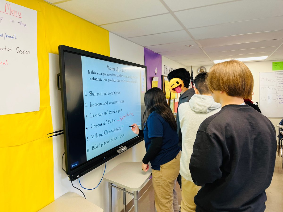 MrKoganHistory's tweet photo. Proud teacher moment. Students helping students. Charting supply and demand. #prometheanboard @iaecspumas https://t.co/wfjOpn9fH2
