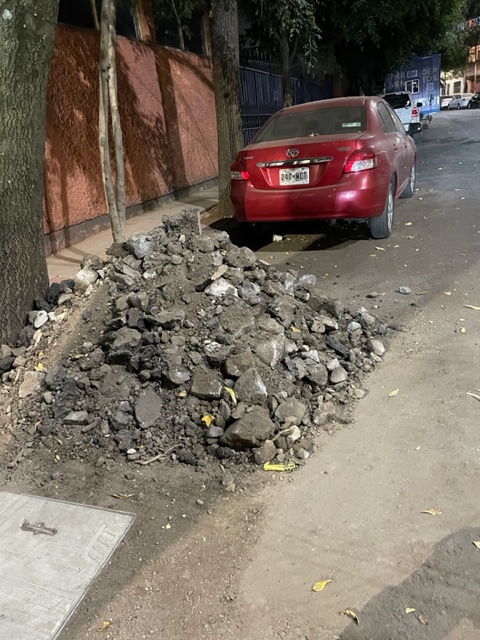 2012i8's tweet photo. @mauriciotabe @AlcaldiaMHmx 🤔
Calles  con  escombro ,basura  ,banquetas  destruidas  y exceso de  polvo  toda la  cuadra 
  Urge  limpieza  con🌊🌊🌊
@EscandonUnido 😷
General  Francisco  Murguia
Entre  Marti  y  Progreso https://t.co/XDBBoMey6s