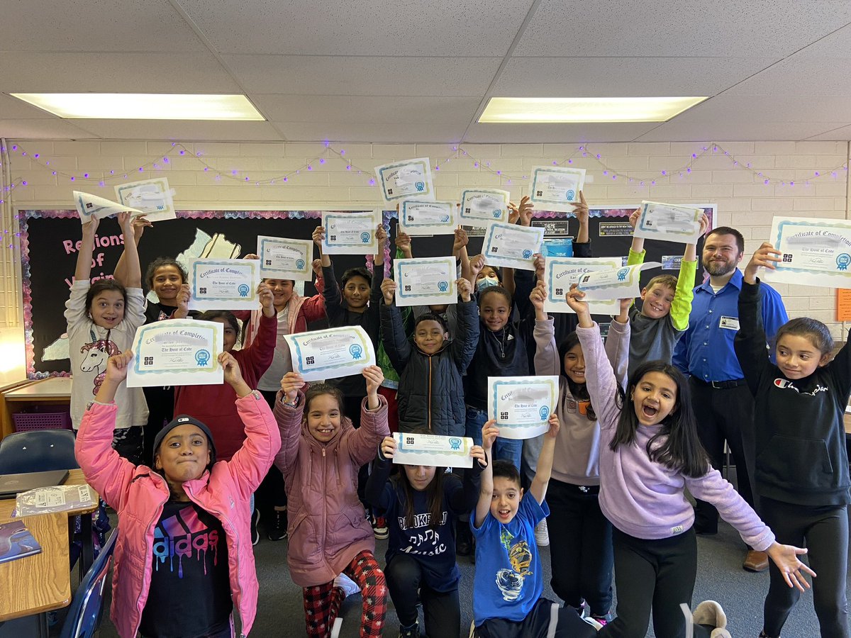 MrsScottsTeam's tweet photo. Hour of Code with Mr. Scott! Future programmers in the room ☺️@curtisscott_com @BrookfieldES @codeorg #HourOfCode https://t.co/wu2K0BI6IF