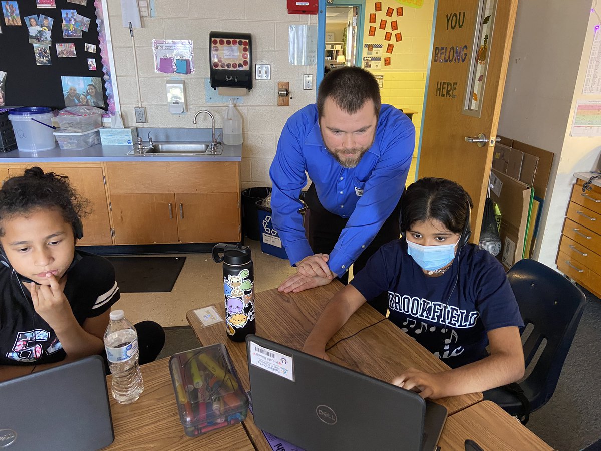 MrsScottsTeam's tweet photo. Hour of Code with Mr. Scott! Future programmers in the room ☺️@curtisscott_com @BrookfieldES @codeorg #HourOfCode https://t.co/wu2K0BI6IF