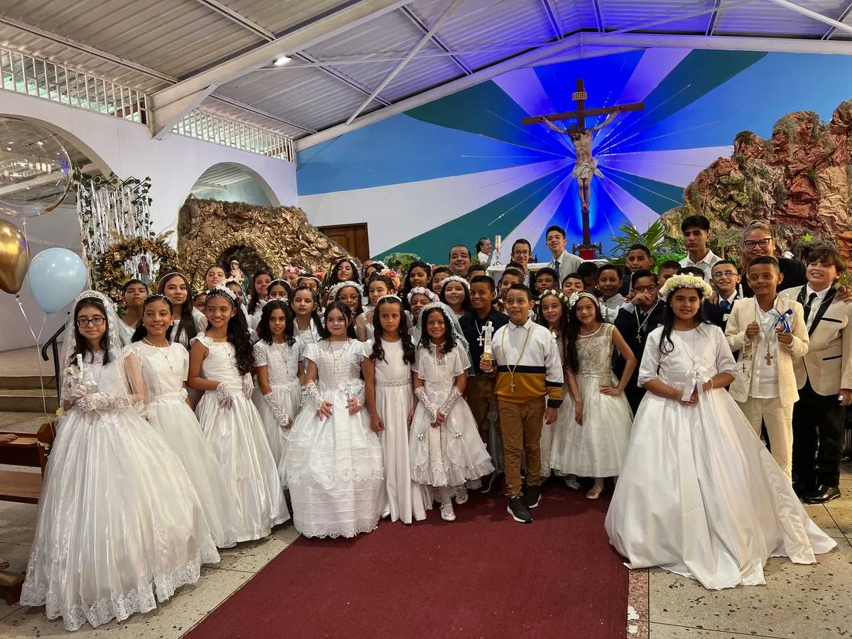 Hoy mis dos hermosas hijas, Miranda y Melania  recibieron su Primera Comunión, día muy importante para nosotros como familia y creyentes de Dios. En las imágenes queda demostrada la gran emoción y alegría que todos sentimos. Dios las bendiga siempre. Las amo.