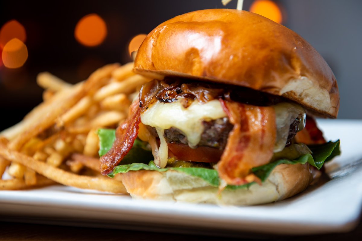Lucky's Lounge tweet media