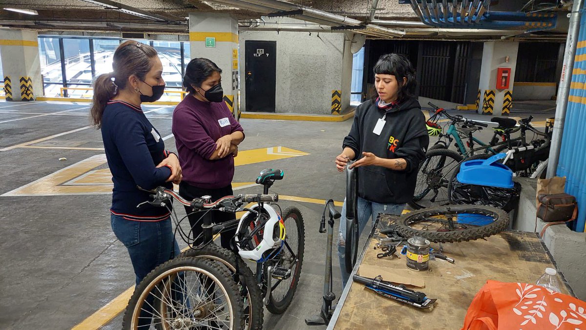 Bicitekas's tweet photo. #Avanza en la última capacitación de ciclismo urbano y mecánica del año en colaboración con #MovinReforma, para empleados del corredor Reforma. ¡La mojar forma de cerrar el año! https://t.co/aj3CnG7EMS https://t.co/CkInD53Ojl
