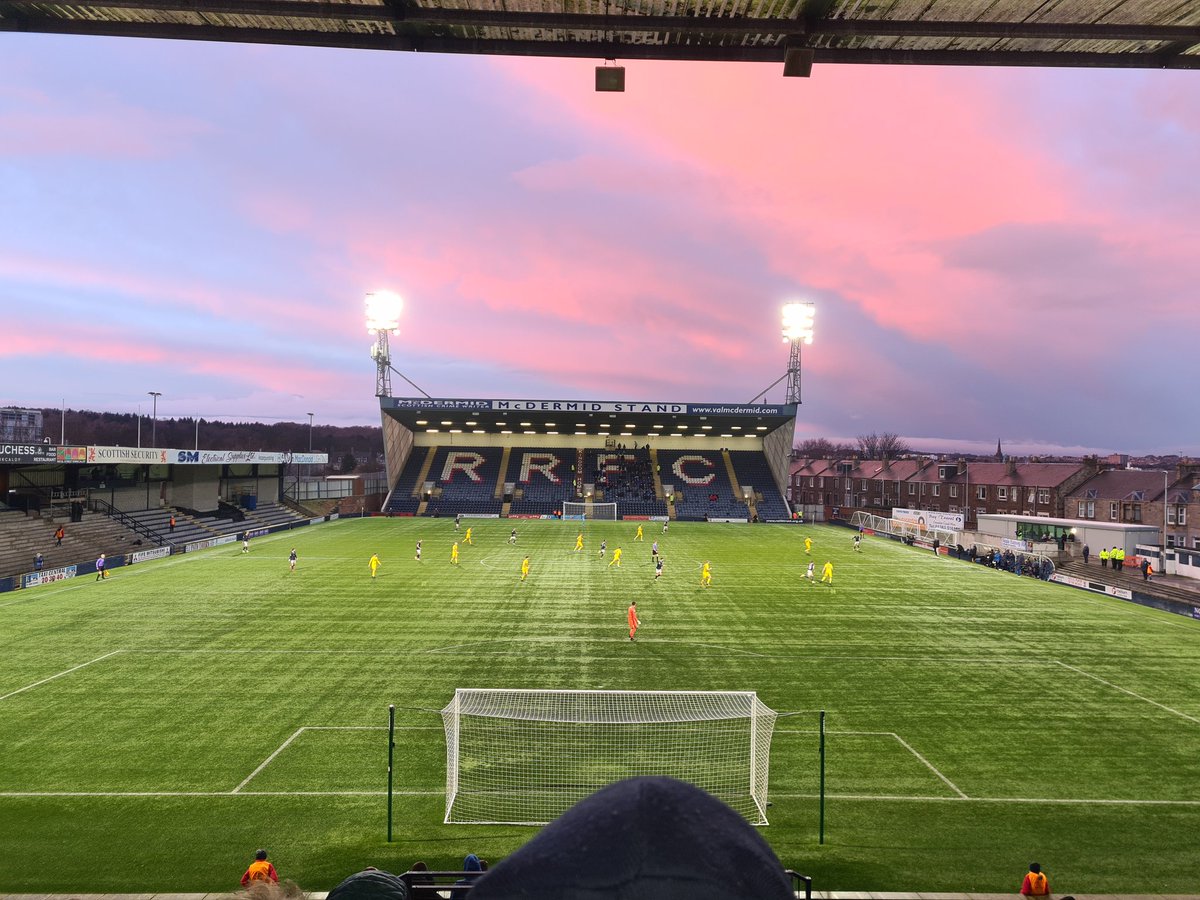 hutton_lori's tweet photo. Beautiful sky over #starkspark tonight. @RaithRovers https://t.co/A4Ar4zmFUi
