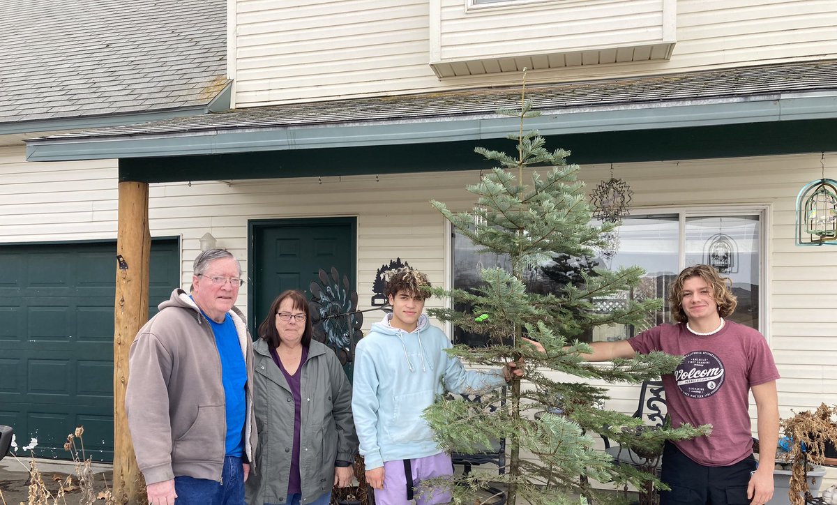 Today <a href="/EHSHuskies/">Emmett Huskies</a> Football 🏈 players cut and delivered Christmas 🎄 trees to families in Emmett ❗️

<a href="/Emmett221/">Emmett School District</a> <a href="/maggieKTVB7/">Maggie O'Mara</a> <a href="/IdahoSDE/">Education in Idaho</a> <a href="/idahosports/">IdahoSports.com</a> <a href="/brennan21_/">Isaac Brennan</a> <a href="/quinny_smith_/">Quinten Smith #27</a> @SamuelB18229624 <a href="/HausDavis/">Haus Davis</a> <a href="/BobHyde22/">Bob Hyde</a> <a href="/SBLiveID/">Idaho High School On SI</a> <a href="/jwhokid89/">Josh Bork</a> <a href="/prestonsimpson5/">Mr. Simp</a> @CoachBMYoung