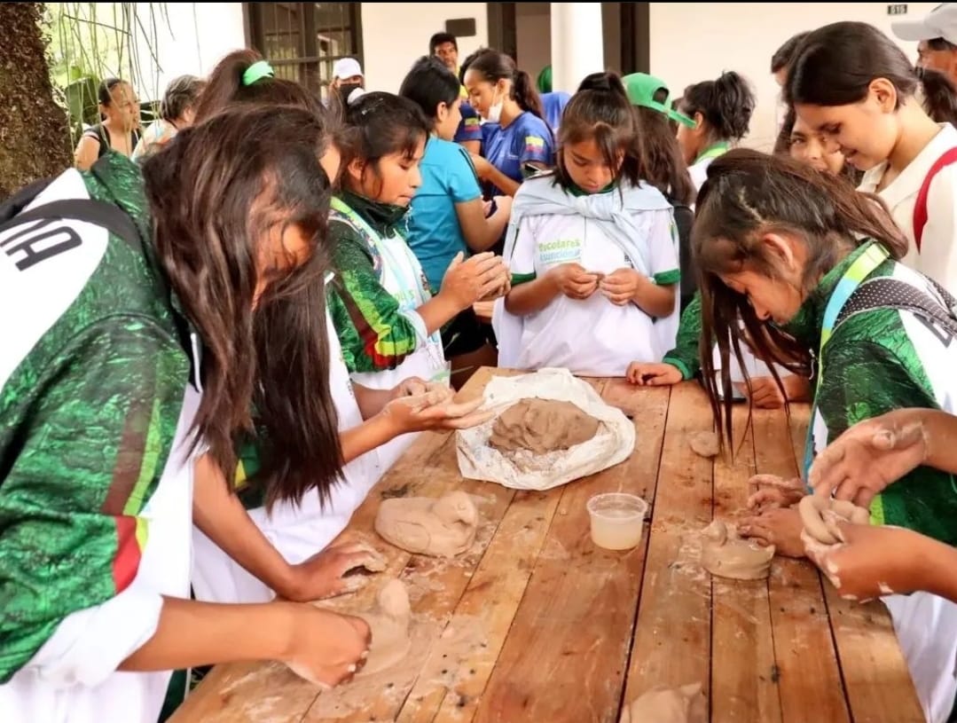 DiegoGaleanoH's tweet photo. #IntercambioCultural🫂 en los #JSEPy🇵🇾
Atletas escolares de #Argentina🇦🇷, #Bolivia🇧🇴 y #Ecuador🇪🇨 pudieron disfrutar de Tours Turísticos por las Ciudades de Asunción y Aregua
Gracias @Senatur_Py por el apoyo
#VosTambiénJugás🫵🏻
#ElDeporteNosUne🤝🏻 https://t.co/PZAa1znHLS