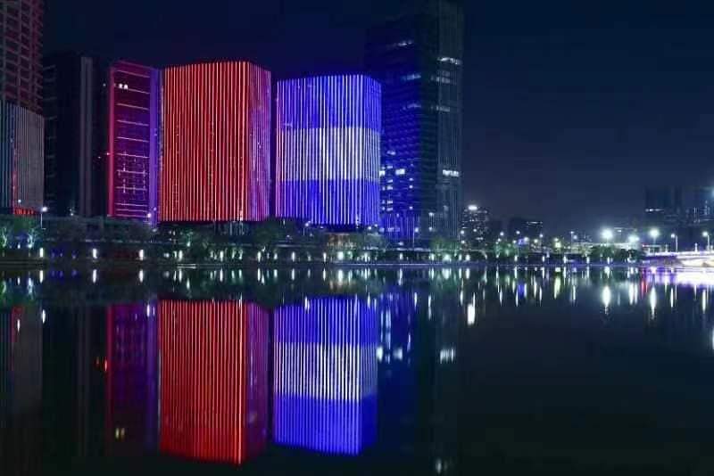 Vean así se iluminó el centro comercial internacional del distrito Tongzhou, Beijing,  para conmemorar el primer aniversario de las relaciones bilaterales entre China y Nicaragua #UnidosEnVictorias #DiciembreAlegriasFamiliares