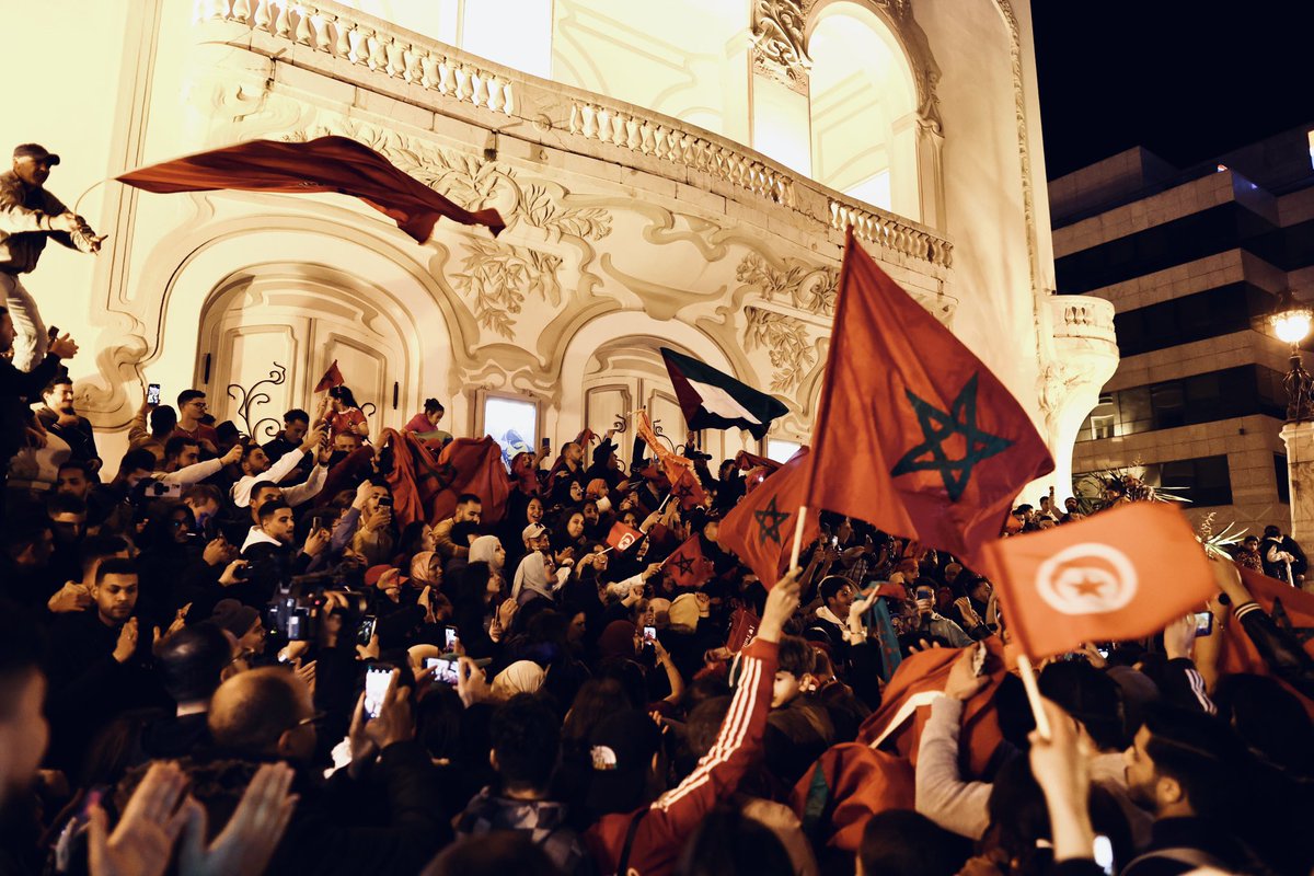 Marocchini e tunisini uniti a festeggiare un’impresa storica… che serata! #MaroccoPortogallo #Qatar2022 #Tunis