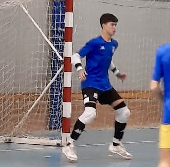 sanchez_ullen's tweet photo. No pudimos sumar ante un siempre intenso @AcademiaInterFS quién nos castigó con un 4-1 al descanso, el #JuvPref de @Mario_gp3 sacó su casta pero no fue suficiente, 4-3 a menos de 1 min, a seguir trabajando!! @ADAlcorconFS💛💛 #123Alcorcón #Rober99 #VamosRober #SomosEquipo https://t.co/HYCjP3C31g