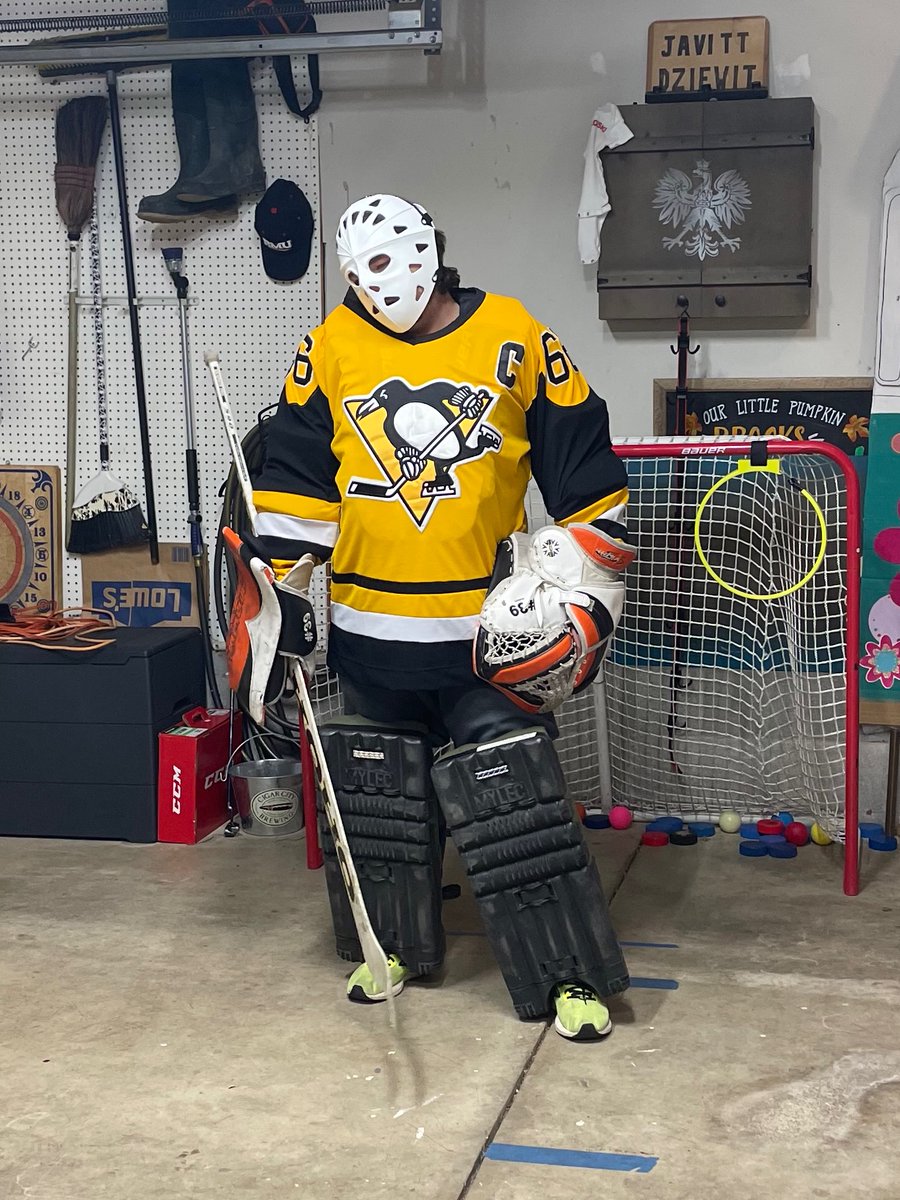JJavSnipes's tweet photo. @burnsieoriginal still making kick saves daily https://t.co/epsqrLtjY0