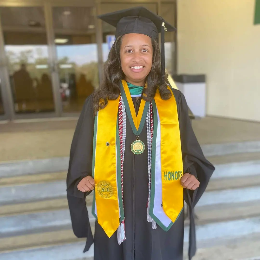 RaychelleRiley's tweet photo. Mastered It! Raychelle Riley, M.A. 🦁
I graduated with a 4.0 GPA. God is so good! Being a full-time reporter &amp; fill-in anchor while earning a Master's Degree in Strategic Communication wasn't easy. But it was all worth it. I am truly glad I decided to take this journey!! #lionup https://t.co/OPzwrrt2Ot