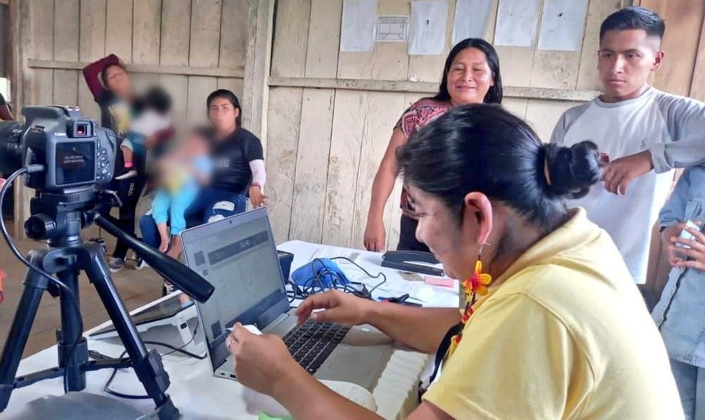 PesantezOchoa's tweet photo. 📌MORONA SANTIAGO|
Acercamos los servicios del @RegistroCivilec a los lugares más alejados de la Amazonía ecuatoriana.
✅El 7 y 8 de diciembre, visitamos parroquia #Macuma, en el cantón #Taisha y entregamos 114 cédulas e inscribimos el nacimiento de 37 niños.
@gobermorona_s https://t.co/f5NnJRj7Cj