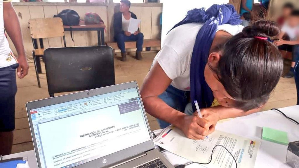 PesantezOchoa's tweet photo. 📌MORONA SANTIAGO|
Acercamos los servicios del @RegistroCivilec a los lugares más alejados de la Amazonía ecuatoriana.
✅El 7 y 8 de diciembre, visitamos parroquia #Macuma, en el cantón #Taisha y entregamos 114 cédulas e inscribimos el nacimiento de 37 niños.
@gobermorona_s https://t.co/f5NnJRj7Cj