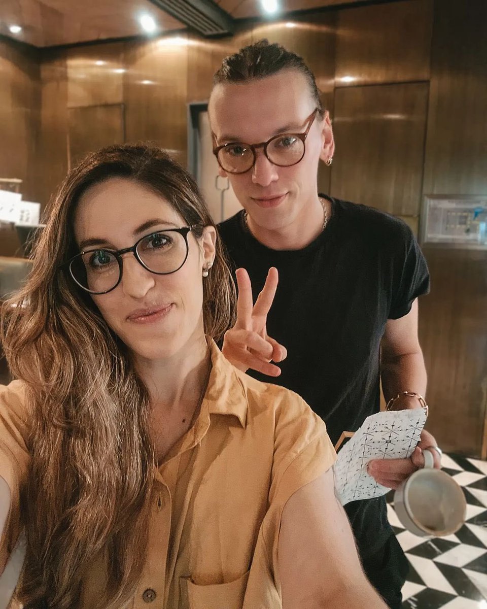 Jamie with a fan during his stay in Argentina!! 🥰

📸 | jiniva_irazabal