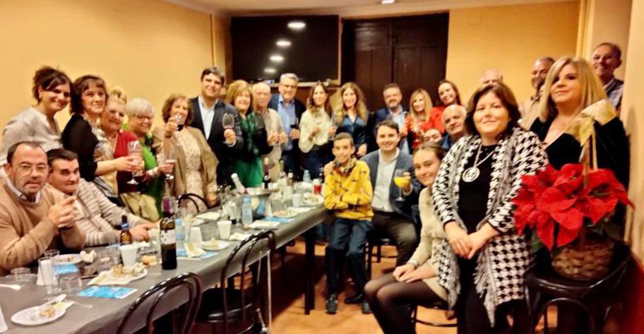 rosaromerocr's tweet photo. Hoy hemos disfrutado de un magnífico encuentro navideño con la familia del @ppopular de #CarrióndeCva, un gran equipo capitaneado por #AnaLopez, rodeado de amigos y afiliados. Urge recuperar las políticas del @ppopular que tan buen resultado trajo a los vecinos de Carrión. https://t.co/oKIRBvWqHx