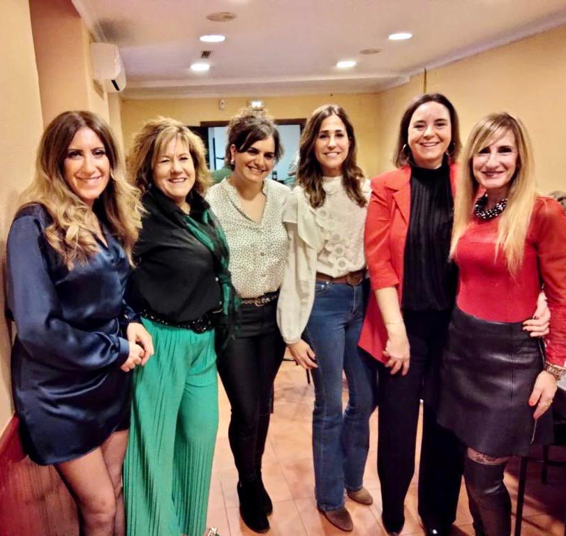 rosaromerocr's tweet photo. Hoy hemos disfrutado de un magnífico encuentro navideño con la familia del @ppopular de #CarrióndeCva, un gran equipo capitaneado por #AnaLopez, rodeado de amigos y afiliados. Urge recuperar las políticas del @ppopular que tan buen resultado trajo a los vecinos de Carrión. https://t.co/oKIRBvWqHx