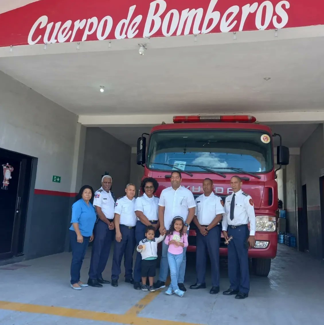 BennyMetz's tweet image. Bomberos de Nigua!

Acompañado de mis hijos, visité nuevamente a esta institución ahora desde una nueva función. Destaco siempre el nivel de profesionalidad con que se manejan, encabezado por su Intendente el Coronel Gerson Ramirez.