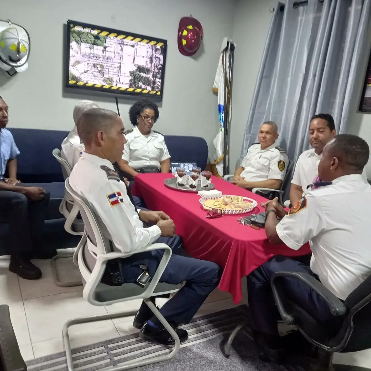BennyMetz's tweet image. Bomberos de Nigua!

Acompañado de mis hijos, visité nuevamente a esta institución ahora desde una nueva función. Destaco siempre el nivel de profesionalidad con que se manejan, encabezado por su Intendente el Coronel Gerson Ramirez.