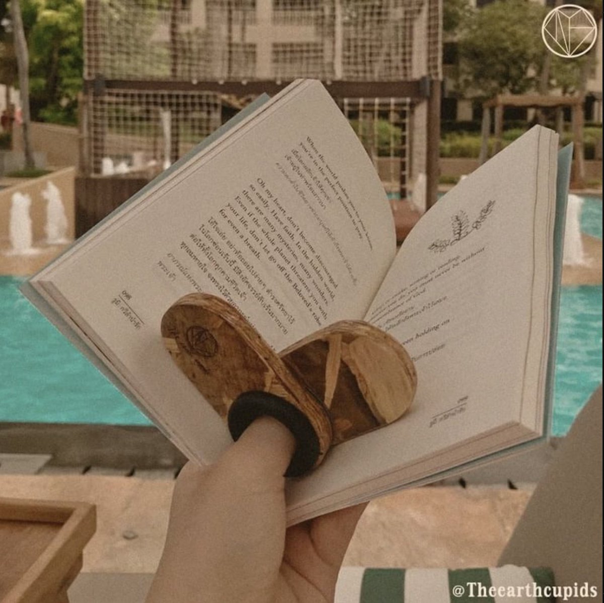 theearthcupids's tweet photo. อยากนอนอ่านหนังสือแบบไม่มีเวลามากั้น 😂
#Readering #แหวนนักอ่าน @klinnangsue >> https://t.co/UDMxdMkcG1 https://t.co/99mjpYWzpJ