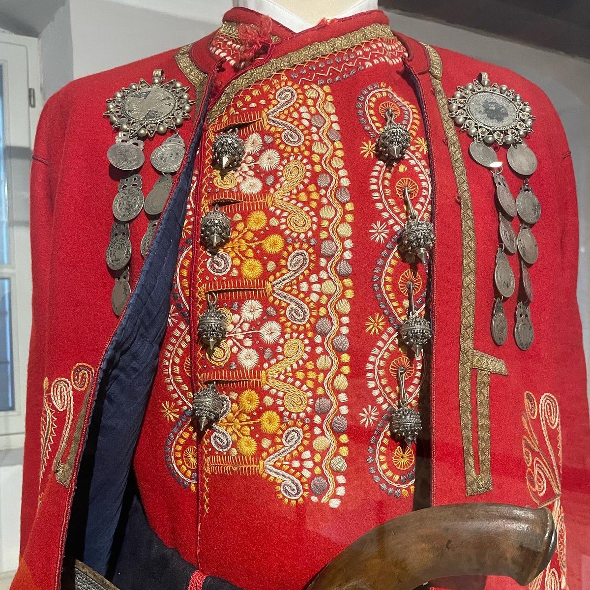 EUTravelMag's tweet photo. Loving the vivid colours of these Croatian Folk Dresses! ❤️
Seen in the Ethnographic Museum of Split.
#VisitSplit #CroatiaFullofColour #culturallycurious #visitcroatia #visiteurope https://t.co/f0oc3IViii
