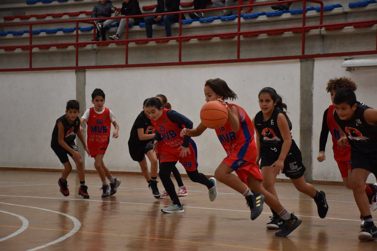 📸 Imágenes de algunos de los encuentros disputados hoy en casa.
Más en nuestro facebook: facebook.com/profile.php?id… 
CADETE FEMENINO - <a href="/CBMSDE/">CB MASIDE</a> 
ALEVIN MX - CB CELANOVA 
#MVB