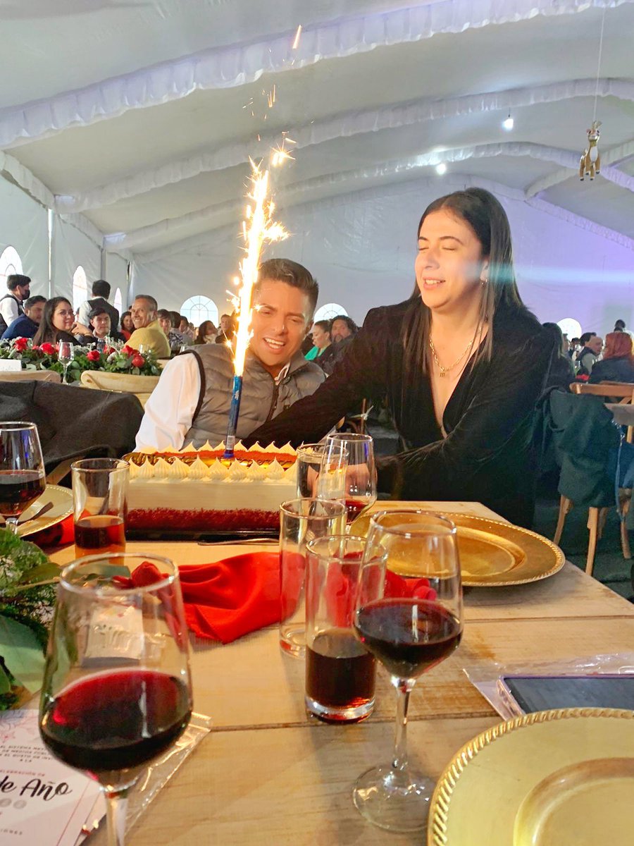 RohbMX's tweet photo. Podemos Ganar o Perder, pero nunca dejar de crecer. 

Gracias a la Vida, al Universo, a Dios, a los Santos, a mi familia amigos y todos los seres que me rodean por un año más de vida, #hbdtome #felizcumpleaños #felizvueltaalsol 🎈🎁🎉🎂🎊 https://t.co/dVWaGuKsUN