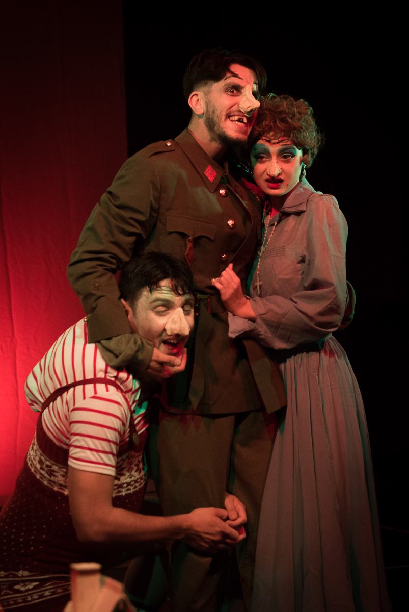 TeatroPradillo's tweet photo. A través de varios capítulos de la vida del niño se irán descubriendo los secretos de esta horrible familia.  

El niño adefesio

J15, V16 y S17 de diciembre 21:00 H. 14 €.

<La Tarara>

🎟: https://t.co/FOxxFqMIan https://t.co/NwEvl4TQAO