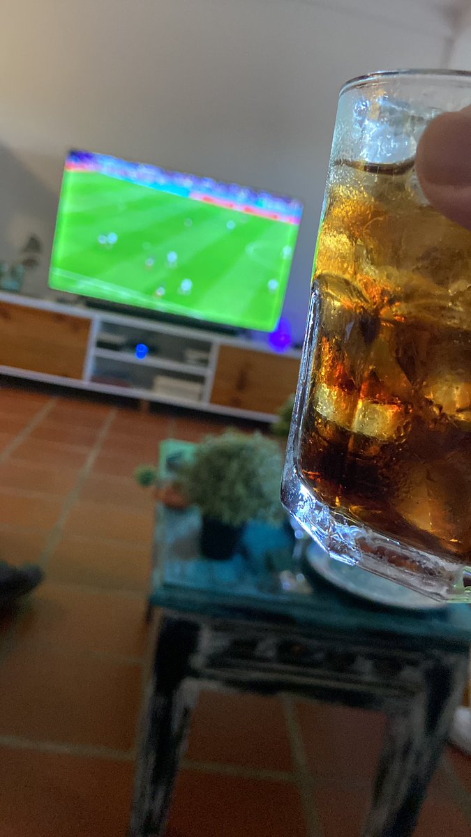 bostonrex's tweet photo. Con mi #PechoCuadrado vacilando el juego. Manden fotos https://t.co/BMyM4xHJIh