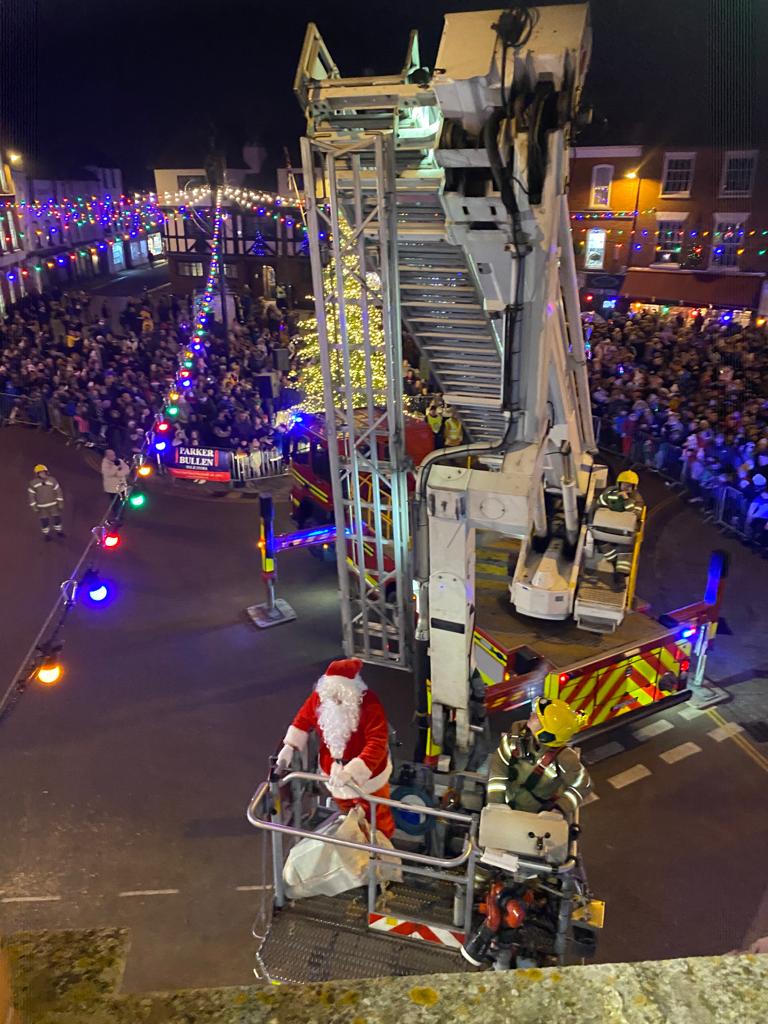 Romsey Fire Station (@romsey33) on Twitter photo Last night one appliance was mobilised along with the Aerial Ladder Platform from <a href="/StMarys54/">St Mary's Fire Stn</a> to rescue a very special person, who had crash landed on the <a href="/romseytc/">Romsey Town Council</a> Town Hall whilst doing a test flight. Thank you to everyone who attended to watch the rescue. ๐ ๐ ๐
๐ป Last night one appliance was mobilised along with the Aerial Ladder Platform from <a href="/StMarys54/">St Mary's Fire Stn</a> to rescue a very special person, who had crash landed on the <a href="/romseytc/">Romsey Town Council</a> Town Hall whilst doing a test flight. Thank you to everyone who attended to watch the rescue. ๐ ๐ ๐
๐ป