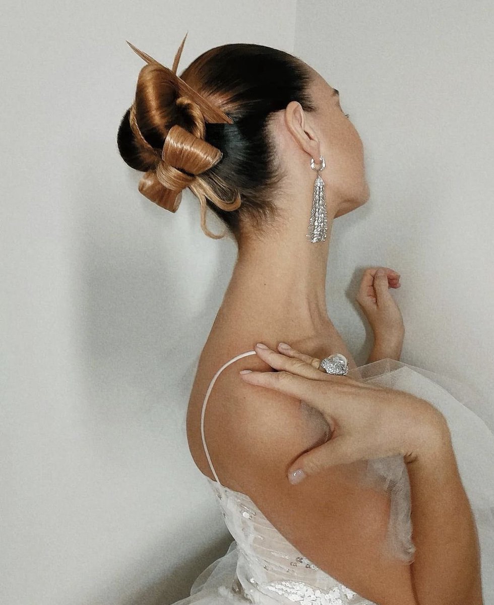 let’s take a moment for the hair.