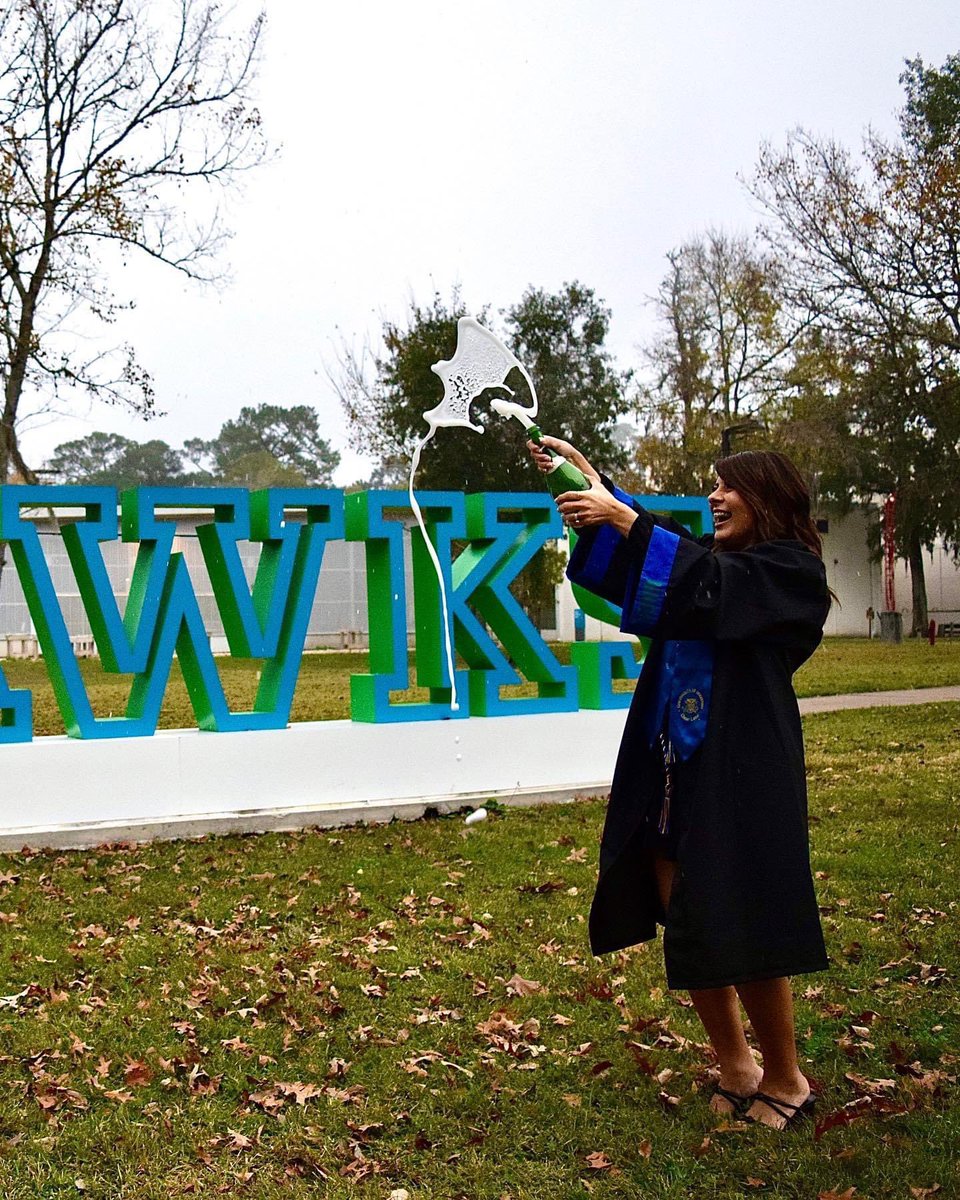 Dr_MMCavazos's tweet image. My sweet girl is taking her walk across the stage today. I couldn’t be more proud! 🙌🏼💙💚🎓#UHCLGrad #CumLaude 🎓