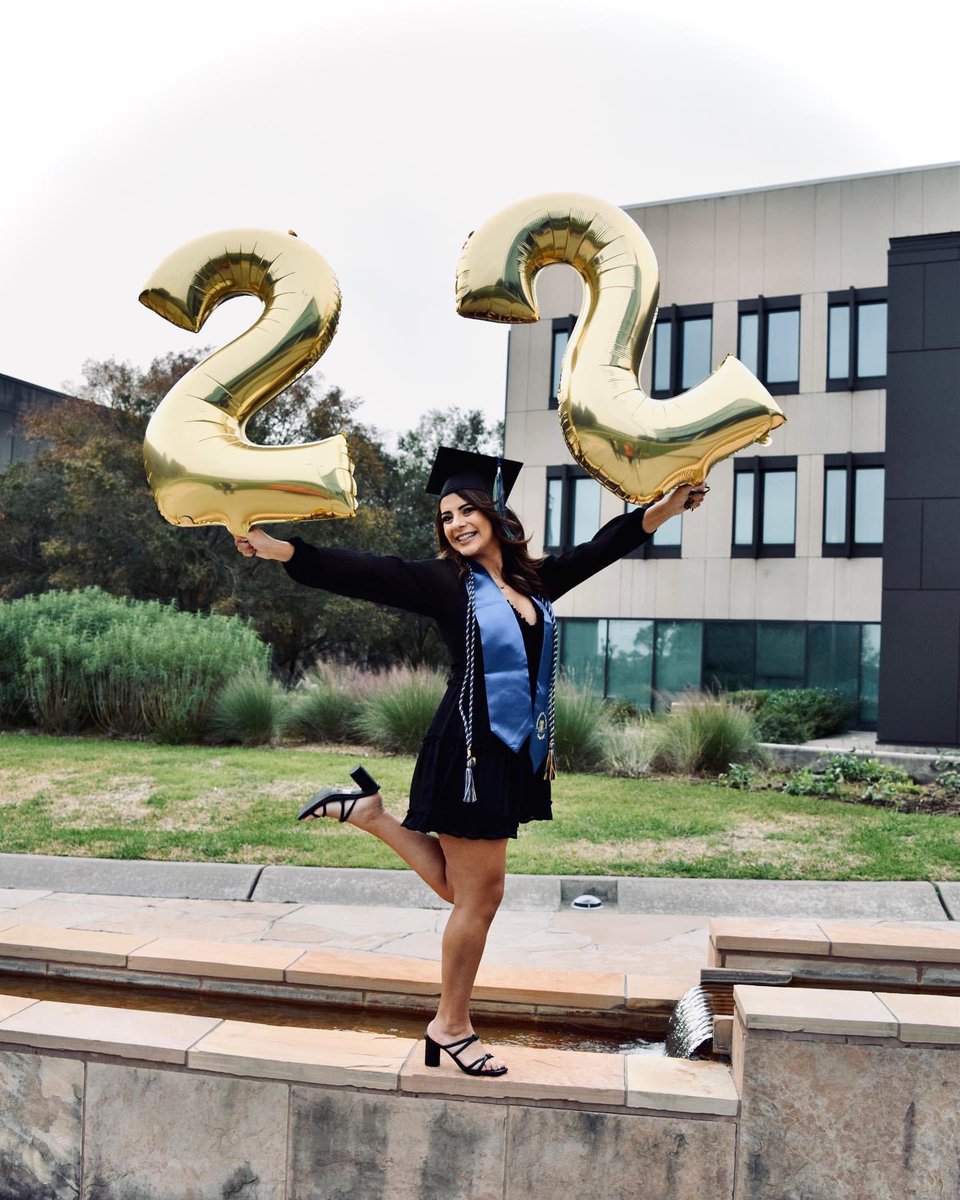 Dr_MMCavazos's tweet image. My sweet girl is taking her walk across the stage today. I couldn’t be more proud! 🙌🏼💙💚🎓#UHCLGrad #CumLaude 🎓