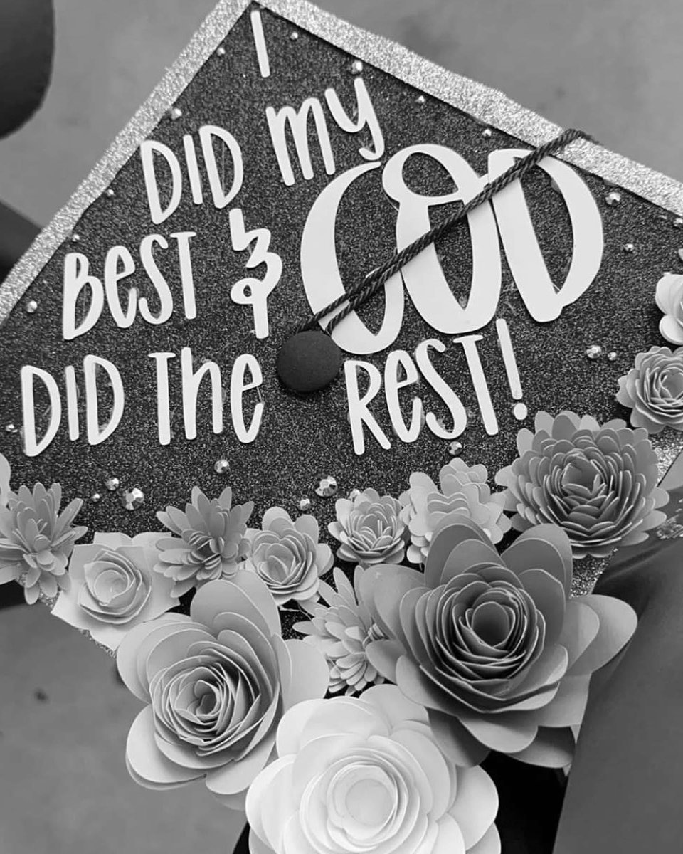 Dr_MMCavazos's tweet image. My sweet girl is taking her walk across the stage today. I couldn’t be more proud! 🙌🏼💙💚🎓#UHCLGrad #CumLaude 🎓