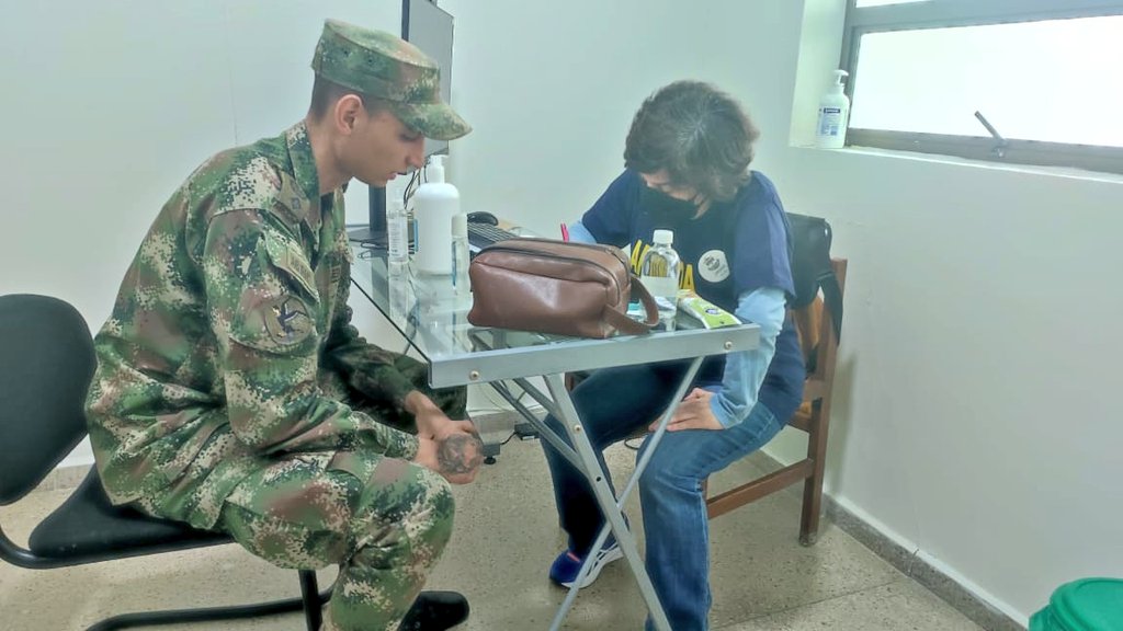 GralJuanFajardo's tweet photo. Soldados del Batallón de Artillería N.°4, a través de una jornada de bienestar, recibieron servicios de salud oral y orientación psicologíca. Esta actividad fue desarrollada por Profesionales Oficiales de Reserva de @ArmadaColombia, el #BAPOM4 y #BASPC. https://t.co/LROSBWzxHQ