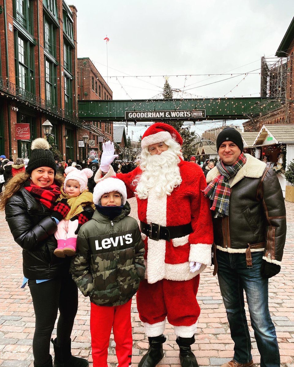 AntBaruzzo's tweet photo. It’s beginning to feel a lot like Christmas!  Annual traditions at the market…🎄 https://t.co/FCjDSr4DtB