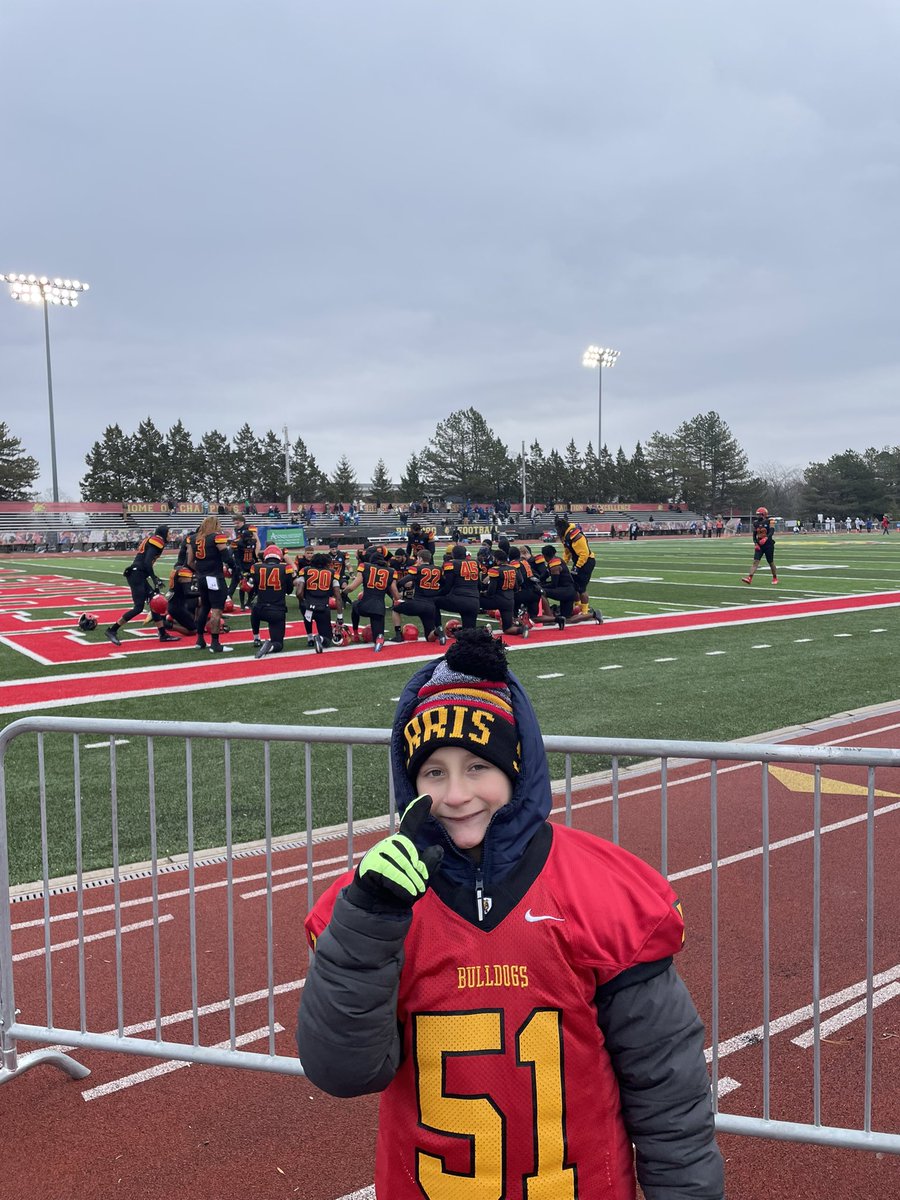 Sarahgrove30's tweet photo. First time attending a Ferris game at home and look at the memories made! Thank you @ralph_donaldson for your kindness!! My little guy was so honored to receive your gloves!! Go Bulldogs!
@ferrisathletics @FerrisFootball https://t.co/zBEZkVyQqR