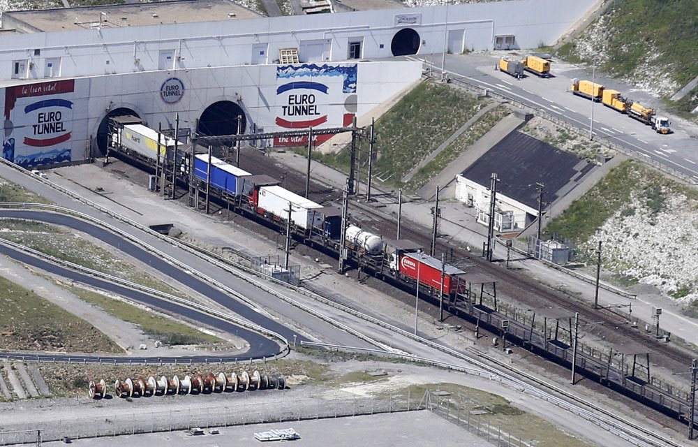 BB37000_Parodie's tweet image. 🔴Alerte info
Un train complet de palettes de Kleenex expédié en urgence en Angleterre par la France.

#Solidarity