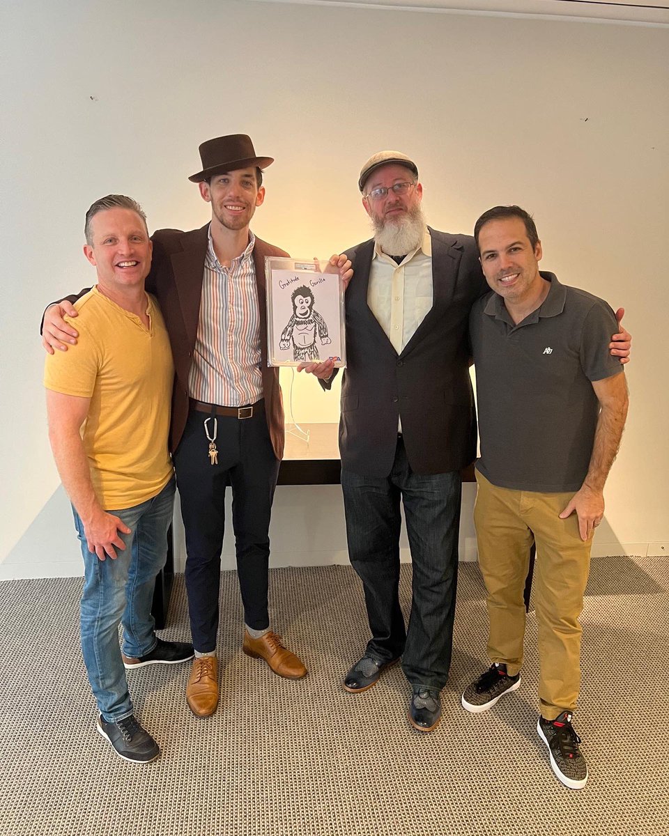 Taggers_Life's tweet photo. One of the best things about @veefriends is the incredible community. Often feels more like a #veefamily. So #veefamdao was born, to acquire one of the original VeeFriends hand drawings at the Christie’s auction.

#TaggersLifeGaryVeeStory

#taggerslife #storytime #garyvee https://t.co/OWsn00refF