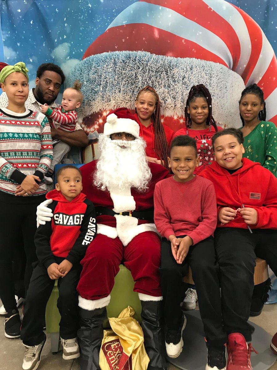 GoodwillAR's tweet photo. What a fun morning with The Excel Center students, their families, Mrs. Claus, and SANTA! Happy to provide books for all the kids today. ππ
#lookforthegood #SantaClaus #excelcenter #Christmas https://t.co/Ie7dvp5ql9