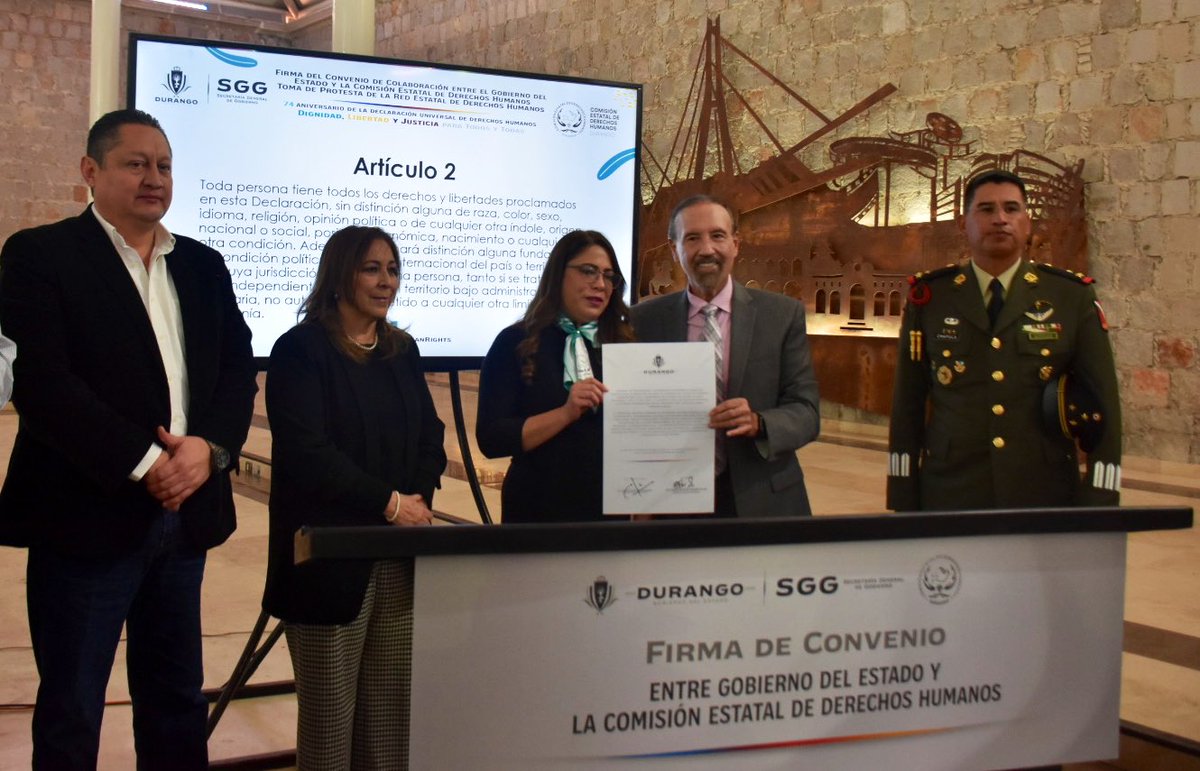 CedhDurango's tweet photo. En el marco del 74 Aniversario de los #DDHH la Presidenta de la #CEDHDurango Dra. @Karla_oa firma de convenio de colaboración con @gobdgo, en representación del Gobernador firmó el @SGGDurango @HectorVelaV y se le tomó protesta a la Red Estatal de Derechos Humanos. https://t.co/vp4aVgsnp4