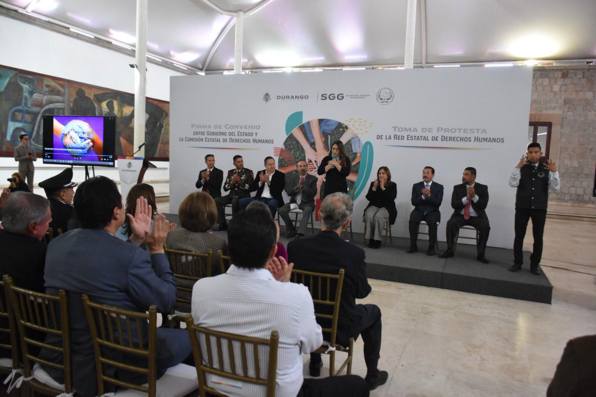 CedhDurango's tweet photo. En el marco del 74 Aniversario de los #DDHH la Presidenta de la #CEDHDurango Dra. @Karla_oa firma de convenio de colaboración con @gobdgo, en representación del Gobernador firmó el @SGGDurango @HectorVelaV y se le tomó protesta a la Red Estatal de Derechos Humanos. https://t.co/vp4aVgsnp4