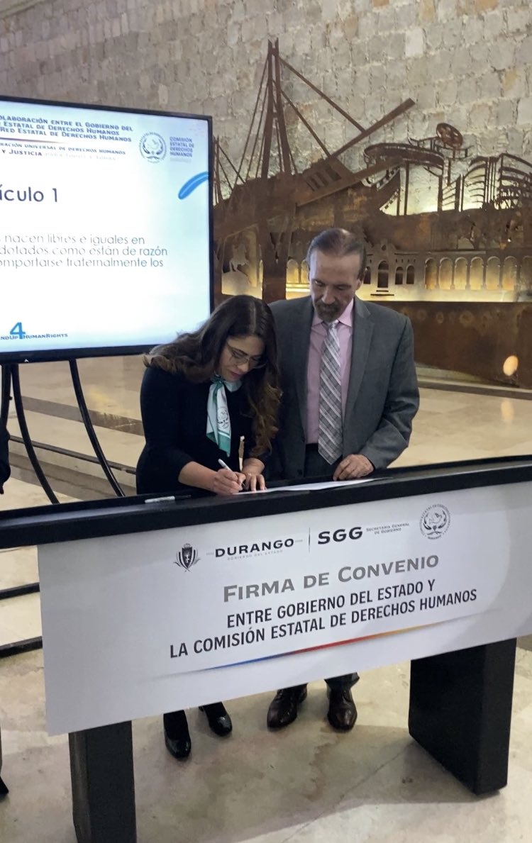 CedhDurango's tweet photo. En el marco del 74 Aniversario de los #DDHH la Presidenta de la #CEDHDurango Dra. @Karla_oa firma de convenio de colaboración con @gobdgo, en representación del Gobernador firmó el @SGGDurango @HectorVelaV y se le tomó protesta a la Red Estatal de Derechos Humanos. https://t.co/vp4aVgsnp4